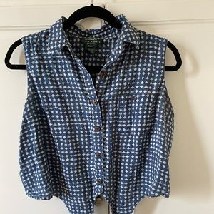 Collared, Sleeveless, Tied, Button Down